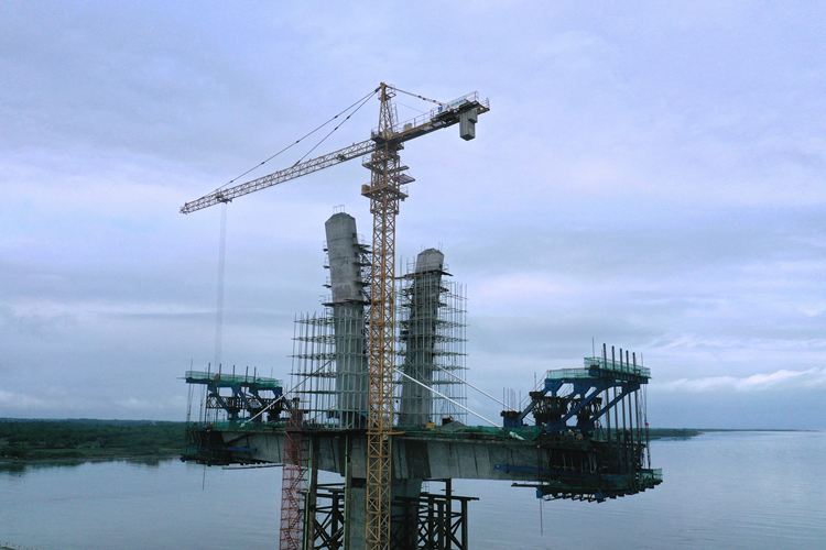 菲律宾卡马拉尼甘大桥乐成装置首对斜拉索 (2)_副本.jpg