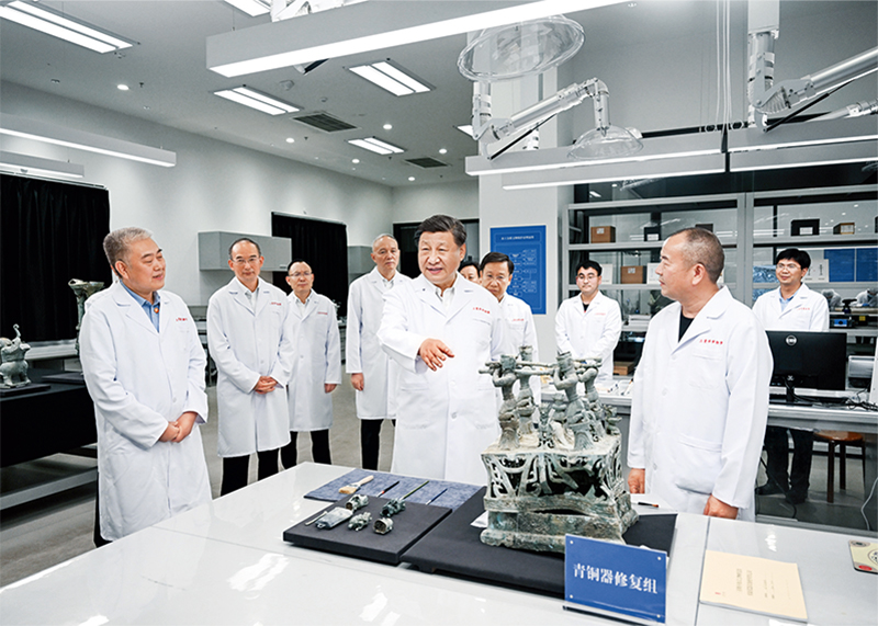 2023年7月25日至27日，，，，，，中共中央总书记、国家主席、中央军委主席习近平在四川考察。。。。。。这是26日下昼，，，，，，习近平在位于德阳市广汉市的三星堆博物馆文物；；；；；；び胄薷垂，，，，，，同现场事情职员亲热交流。。。。。。 新华社记者 谢环驰/摄