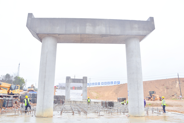 照片：茶绕4标首联现浇箱梁支架搭设启动_副本.jpg